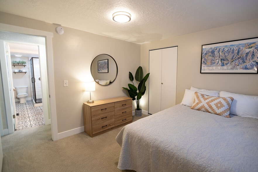 Building Photo - 894 E 840 N