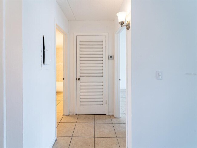 Building Photo - 2876 Somerset Park Dr