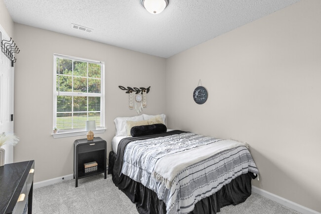Building Photo - 211 Clydesdale Ct