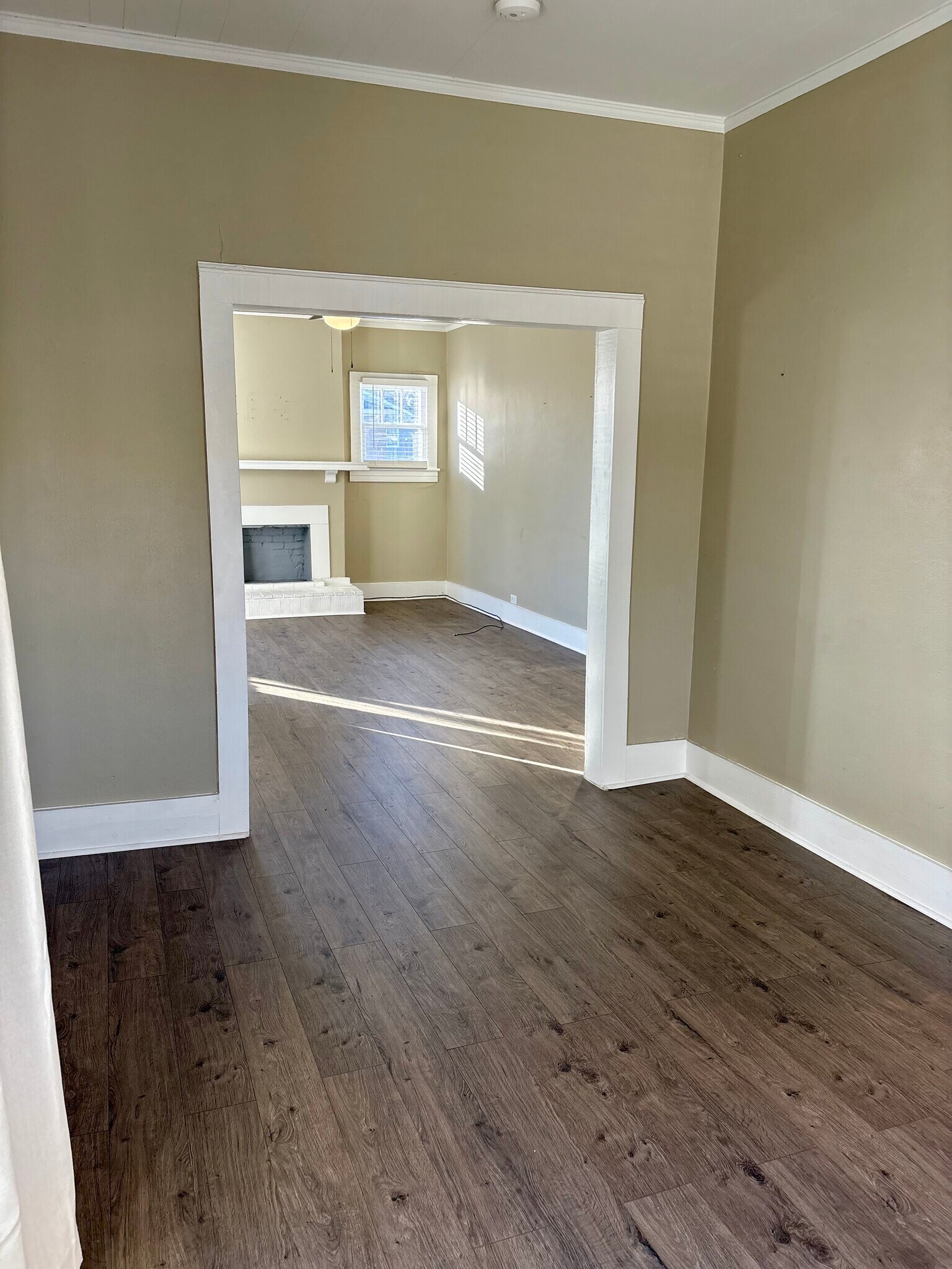 Entry between dinning and living spaces - 517 Malone Cir