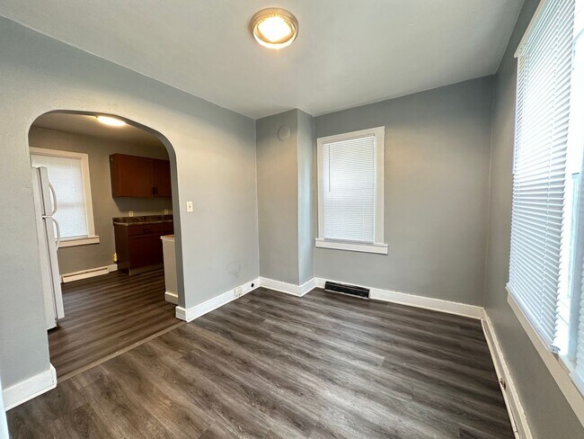 Building Photo - 3 Bedroom House $800 AC, Laundry, off stre...