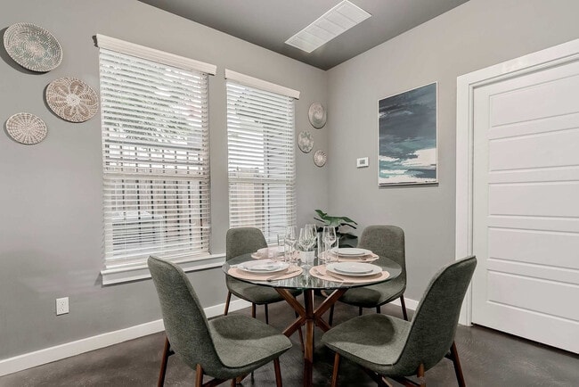 Building Photo - 2002 Rosewood Ave