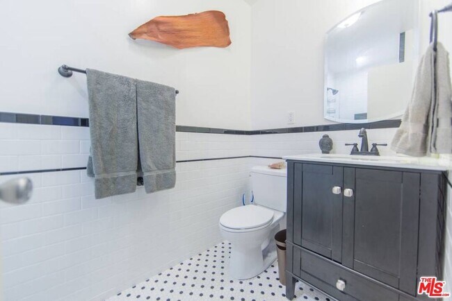 Building Photo - 2422 Abbot Kinney Blvd