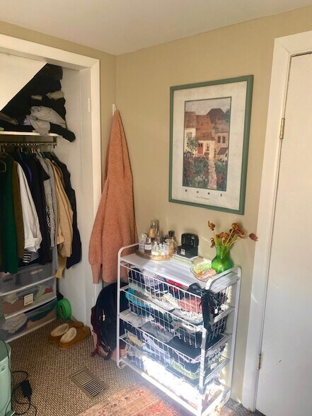 Building Photo - 2222 W Dickens Ave