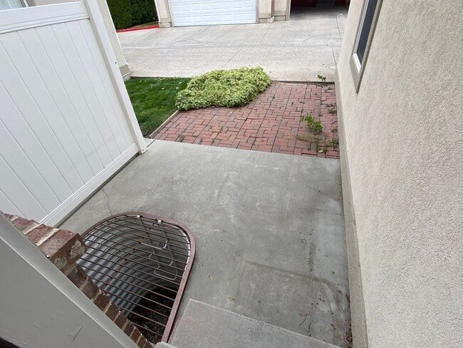 Building Photo - Half Price 1st Month! Beautiful 4 Bedroom 3.5 Bathroom Town Home In Logan