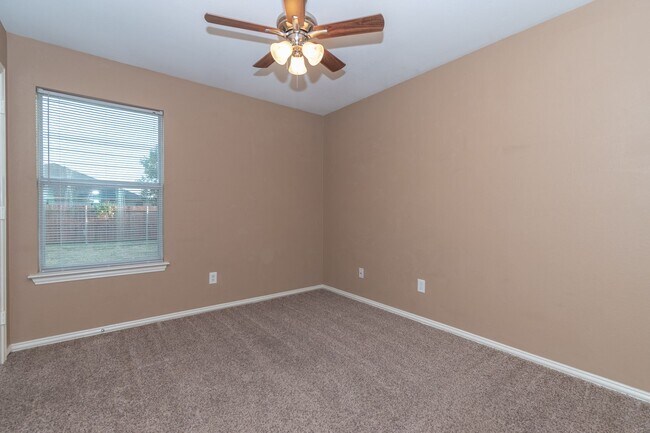 Building Photo - Spacious Three Bedroom Home!!