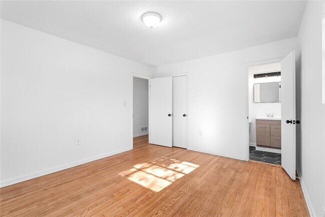 Building Photo - 5726 Southwick Ct SW