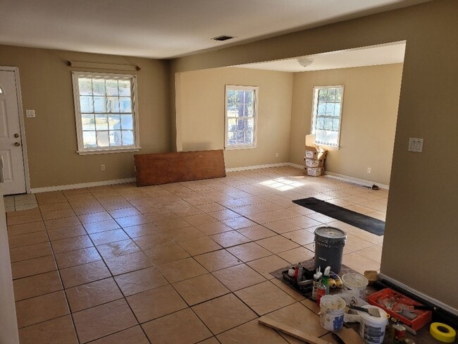 Building Photo - 3 bed 1 bath for rent