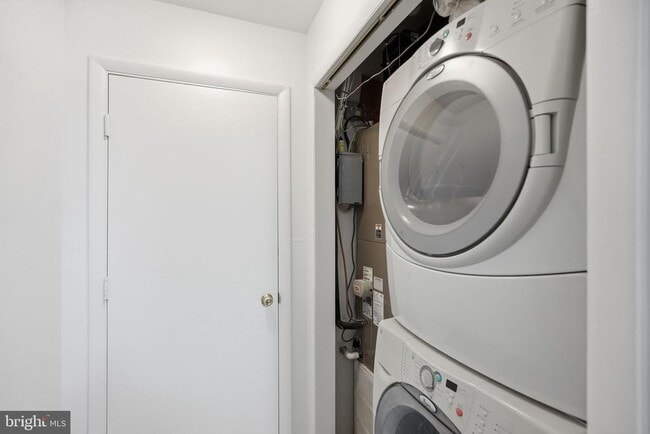 Building Photo - 13405 Shady Knoll Dr