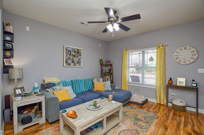 Building Photo - Charming Townhome in Great Huntersville Lo...