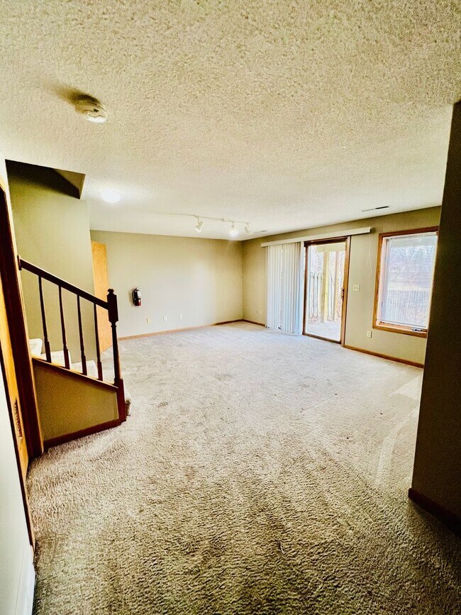 Building Photo - 4 Bedroom 2 Bath Duplex in Iowa City