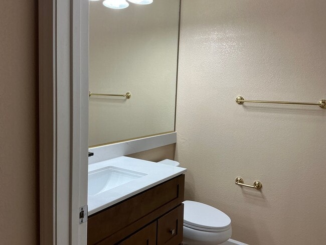 Building Photo - Stunning Manteca Home with 4 Bedrooms, 3 B...