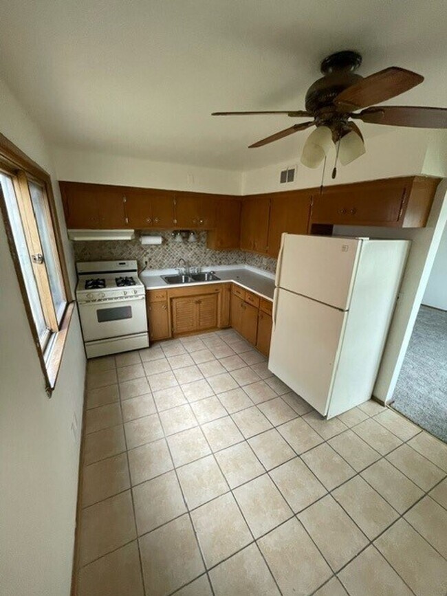 Building Photo - Charming & Bright 2-Bedroom Apartment in Milwaukee's Fairview Neighborhood!
