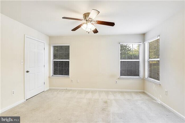 Building Photo - 925 Hillside Lake Terrace