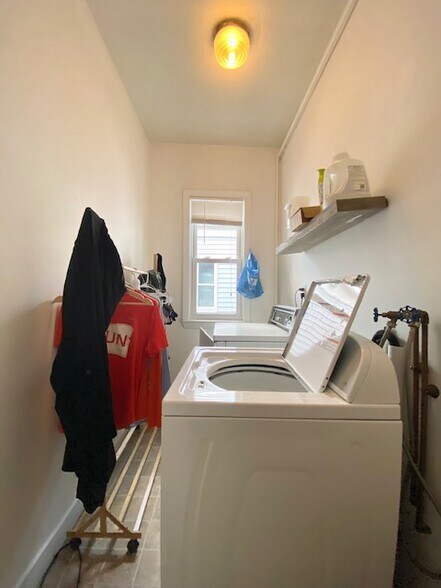 Building Photo - 10 Athol St