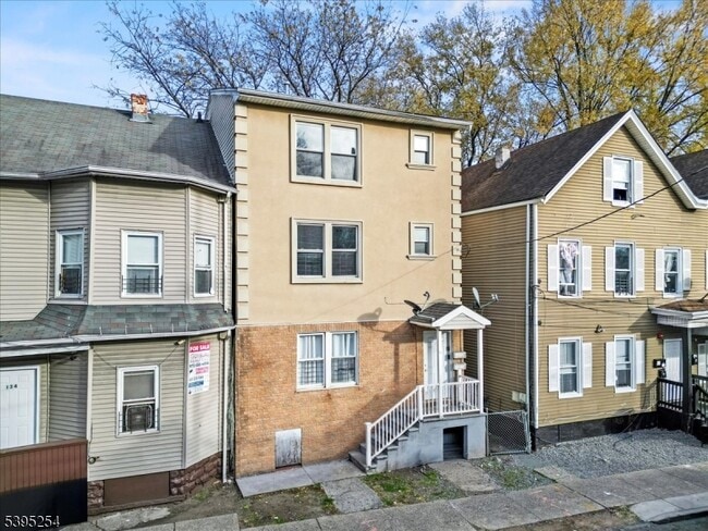 Building Photo - 132 E Main St