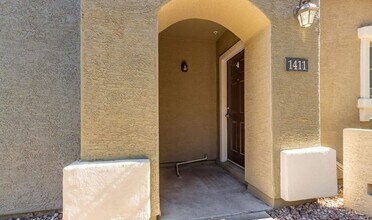 Building Photo - 2 Bedroom 2.5 Bathroom with  2 Car Garage ...