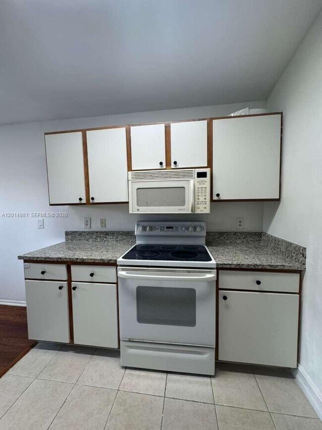 Building Photo - 9999 Summerbreeze Dr