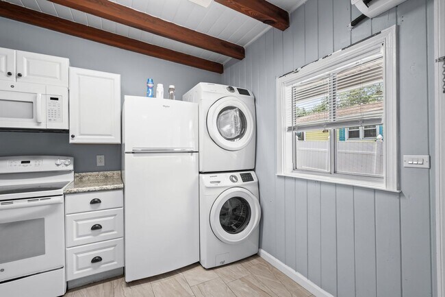 Building Photo - Turner Street Tri-Plex