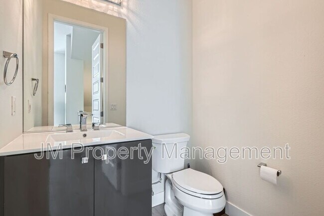 Building Photo - 3090 Wilson Ct