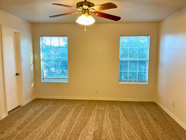 Building Photo - Move-In Special! 3-Bed, 2.5-Bath Townhouse...