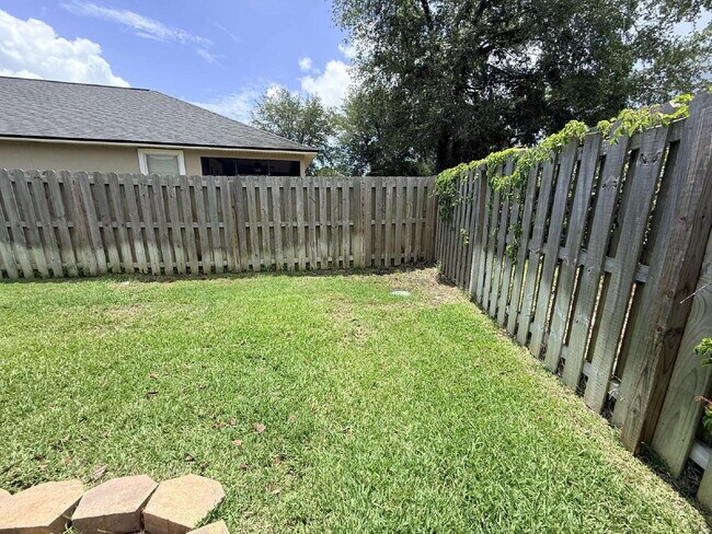 Building Photo - Samara Lakes Home with Fenced Yard