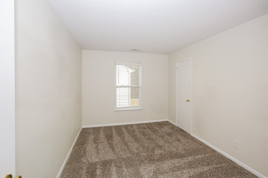 Building Photo - 7322 Fox Point Dr