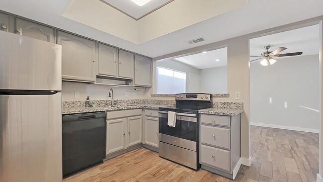 Building Photo - Excellent Townhome with Updated Interior