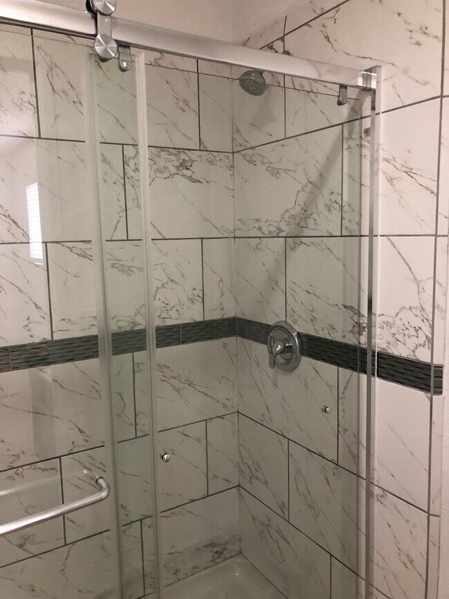 Building Photo - MUST SEE ONE BEDROOM TOWNHOME!