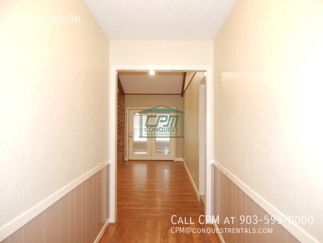 Building Photo - 905 David Dr