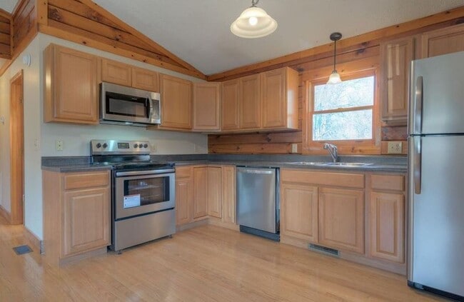 Building Photo - 550 Colhoun| Move In Ready!