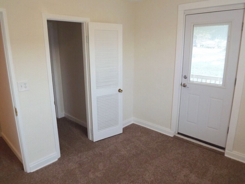 Building Photo - 115 N Park St