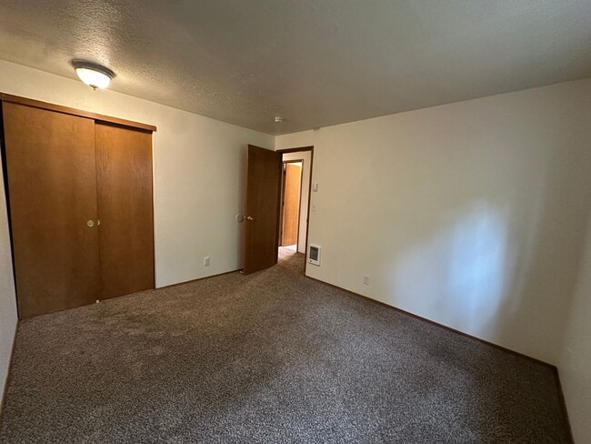 Building Photo - Three bedroom Westside home near OSU Cascades!