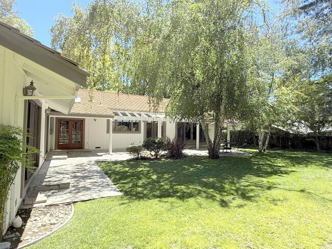 Building Photo - NEW PRICE ! Sprawling ranch home located i...