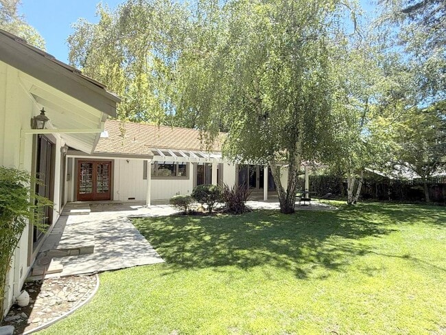 Building Photo - Sprawling ranch home located in highly des...