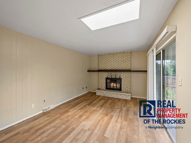 Building Photo - Spacious Recently Updated 4 Bed 3 Bath Hou...