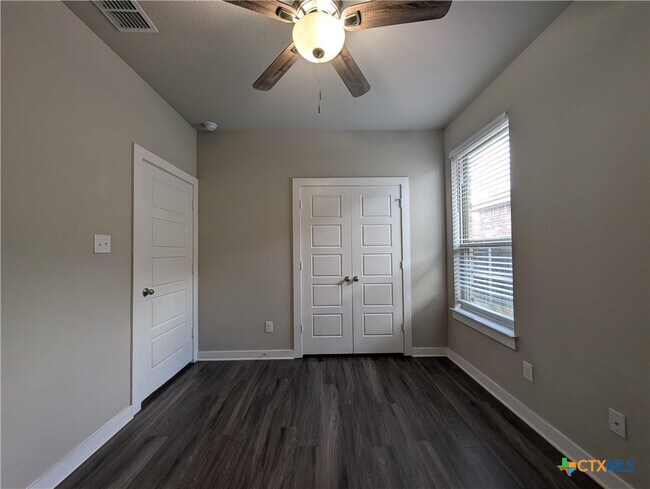 Building Photo - 549 Creekside Frst
