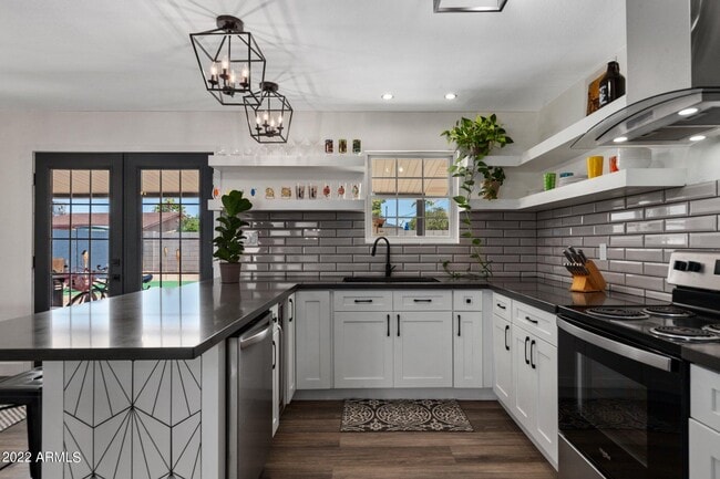 Building Photo - 8328 E Palm Ln