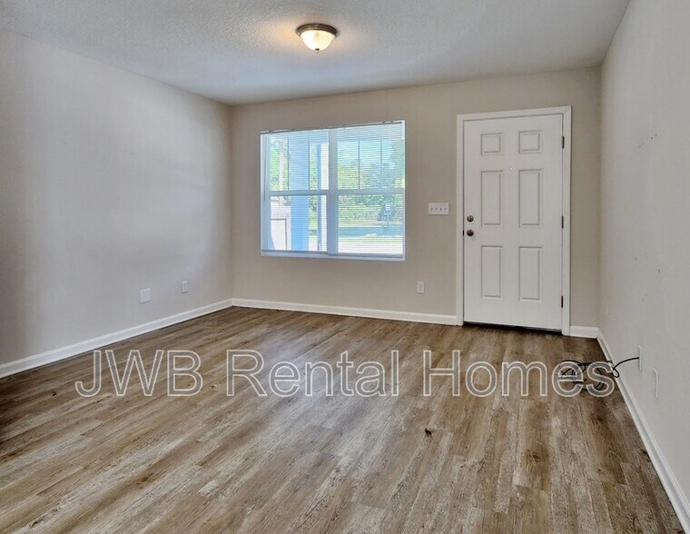Building Photo - 636 Pippin St