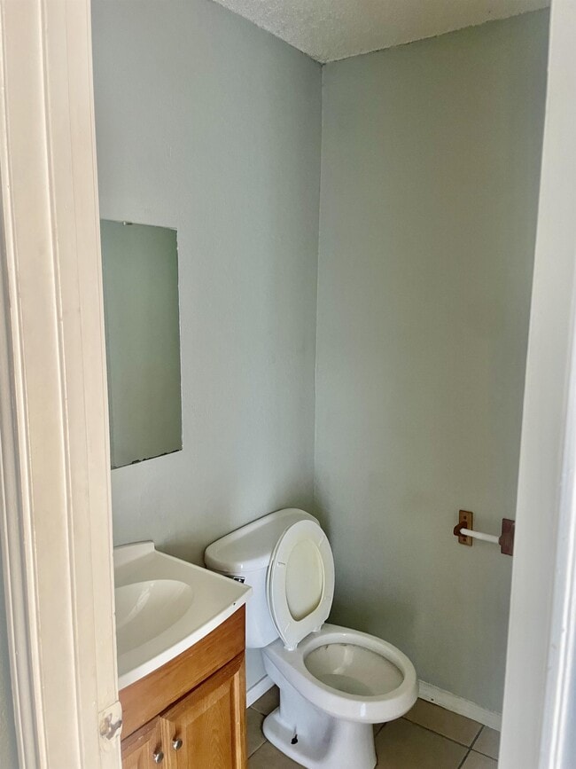 Building Photo - 909 NW Summercrest Blvd