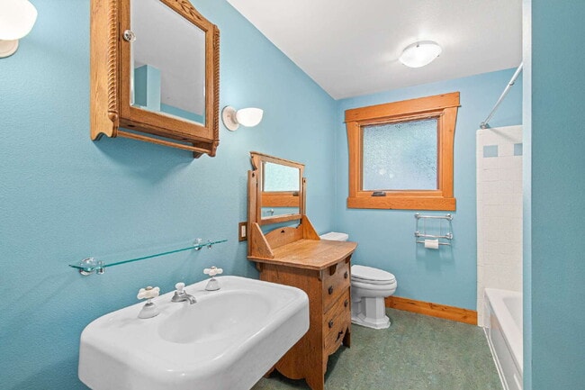 Building Photo - 970 Elkader St