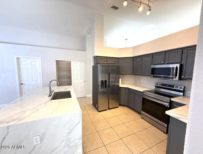 Building Photo - 913 W Horseshoe Ave