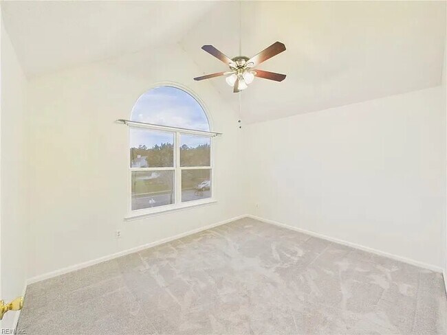 Building Photo - 2536 7 Kings Rd