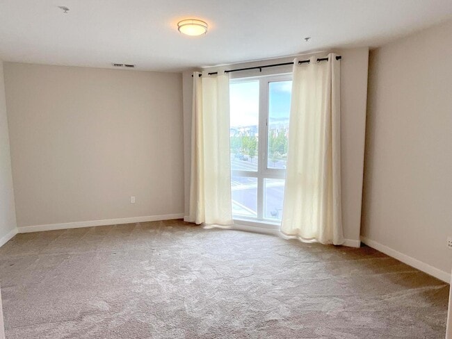 Building Photo - Great Corner Condo ! Lots Of Light ! Elan ...