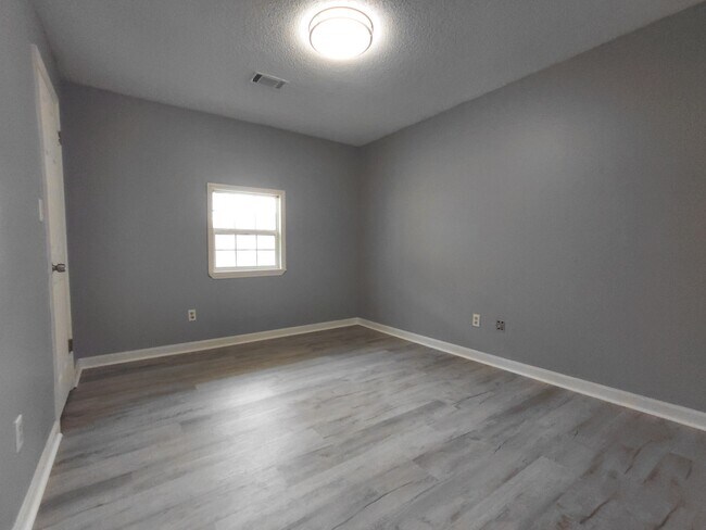 Building Photo - 208 Woodcarver Trail