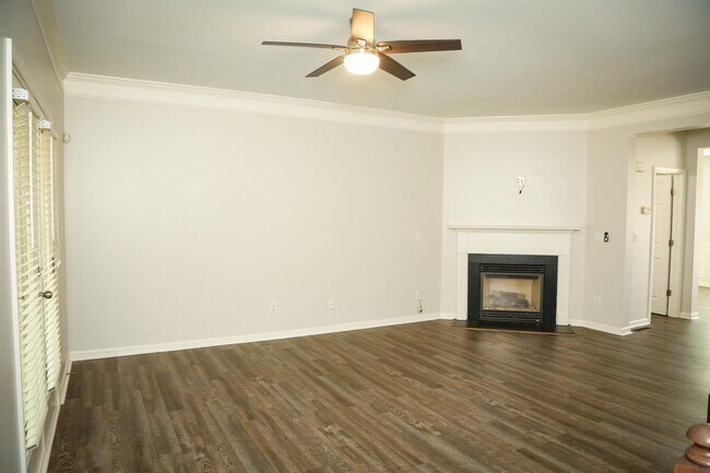 Building Photo - 851 Stratum Way SE