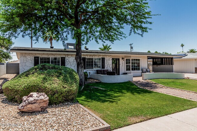 Building Photo - 1027 E Palmaire Ave