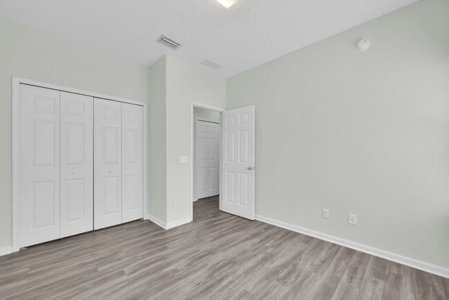 Building Photo - Bright and Spacious Townhome in Gate Community