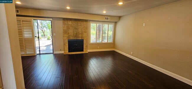 Building Photo - 1597 Ashwood Dr