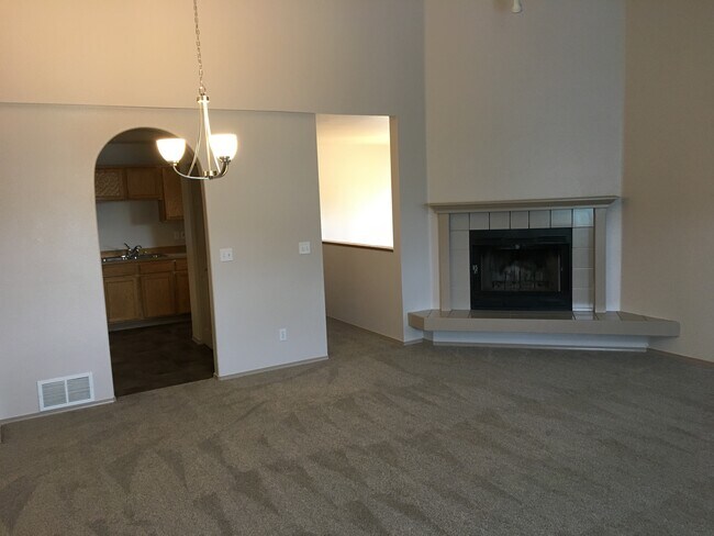 living/dining room - 4001 Lunar Dr